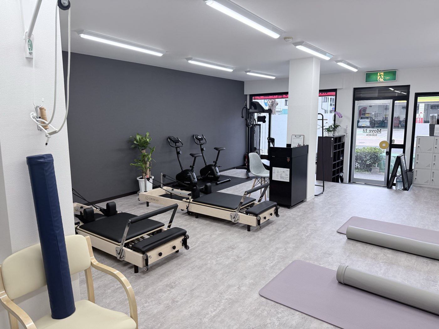 北九州市戸畑区天籟寺のジム「Move fit 戸畑」の店内。リフォーマー2台とマットが並ぶ明るいトレーニングスペース